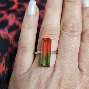 Elegant Gold Ring with Red and Green Gemstone